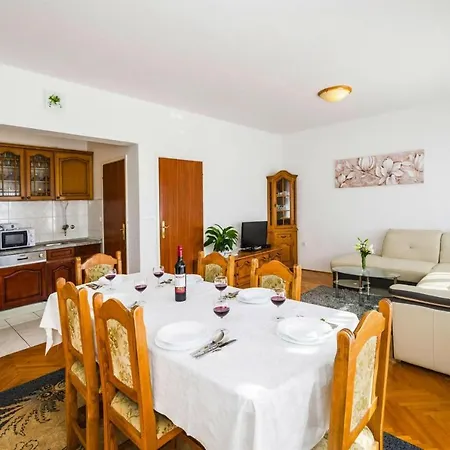 In With Sea Views Semesterbostad