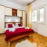 בית נופש In With Sea Views *